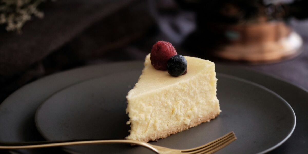 Cheesecake de Frutas Vermelhas: Cremoso, Elegante e Irresistível