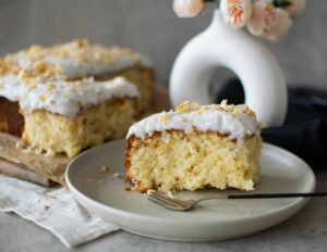 Bolo de Coco Gelado: Molhadinho, Cremoso e Coberto de Coco Ralado