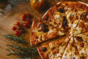 Pizza Caseira: Massa Fofinha e Crocante Igual à da Pizzaria