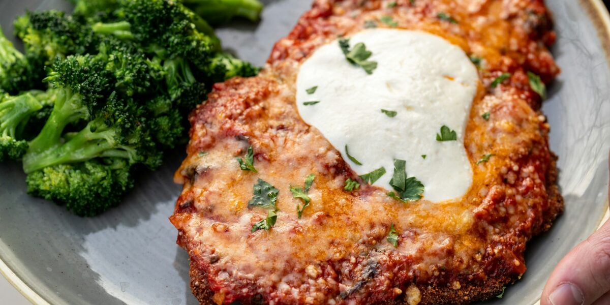 Frango à Parmegiana Crocante e Suculento de Restaurante