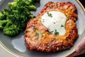 Frango à Parmegiana Crocante e Suculento de Restaurante