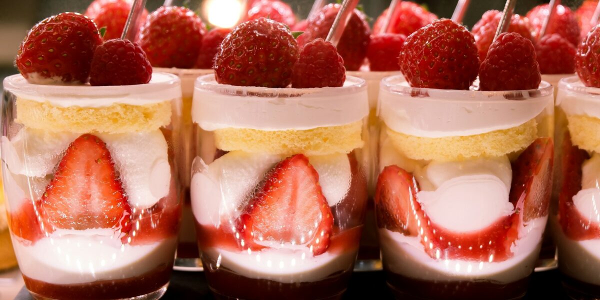 Pavê de Morango: Sobremesa Gelada com Creme e Frutas Frescas