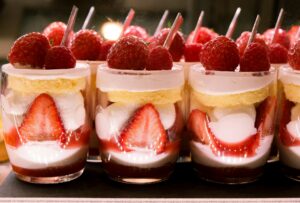 Pavê de Morango: Sobremesa Gelada com Creme e Frutas Frescas